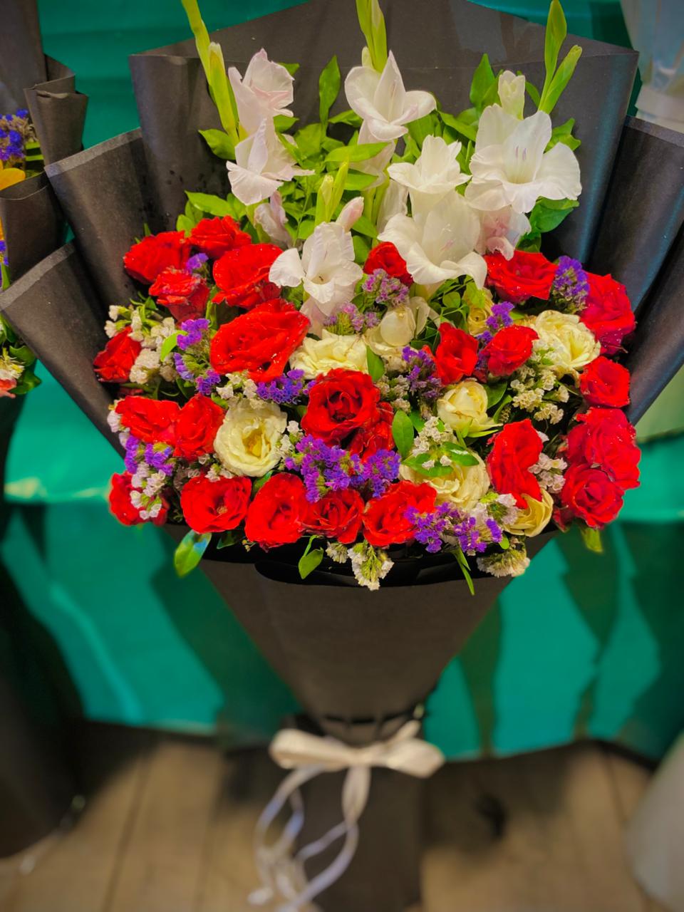 Bouquet_of_rad white roses with white_gladiolus